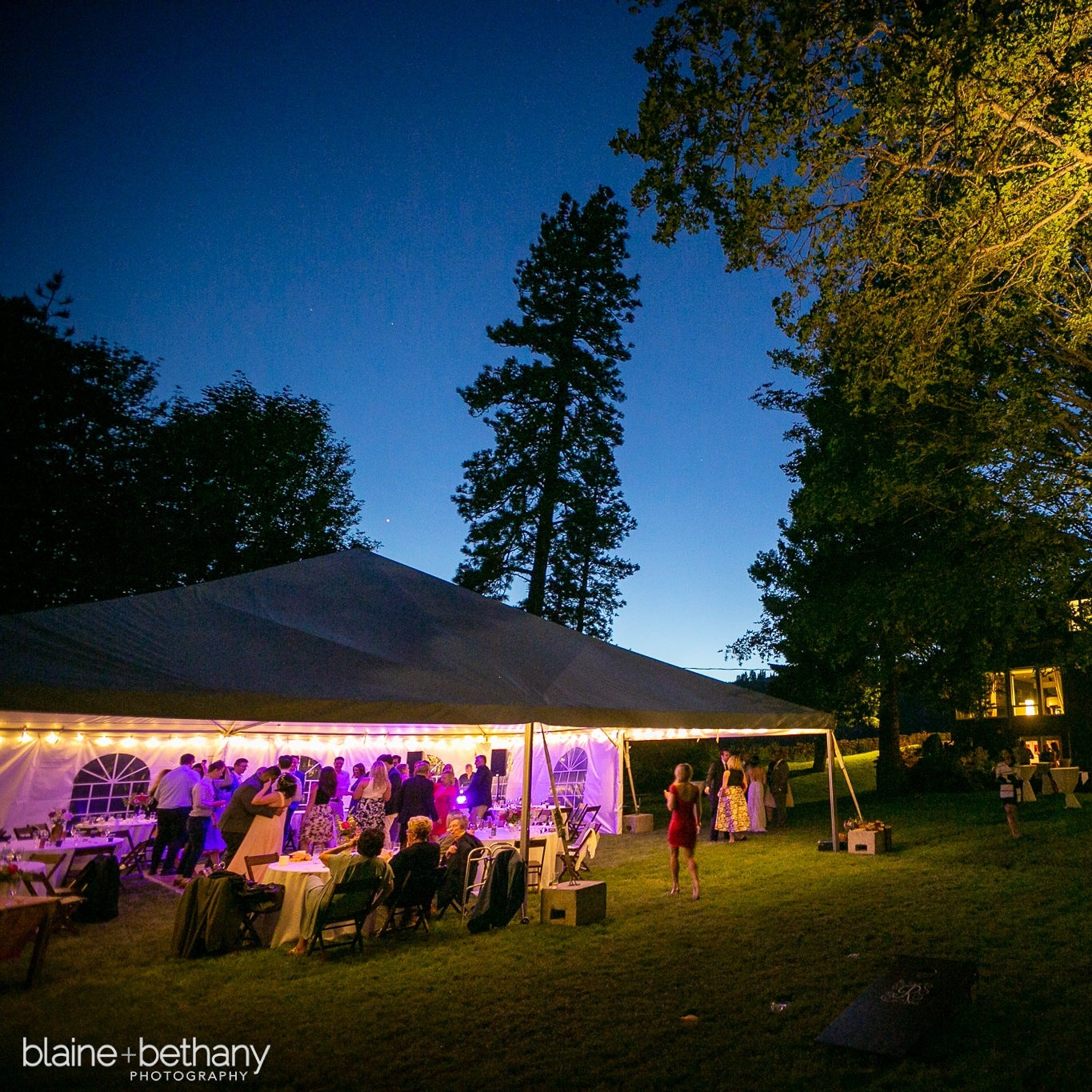 A wedding reception at The Griffin House in Hood River, OR