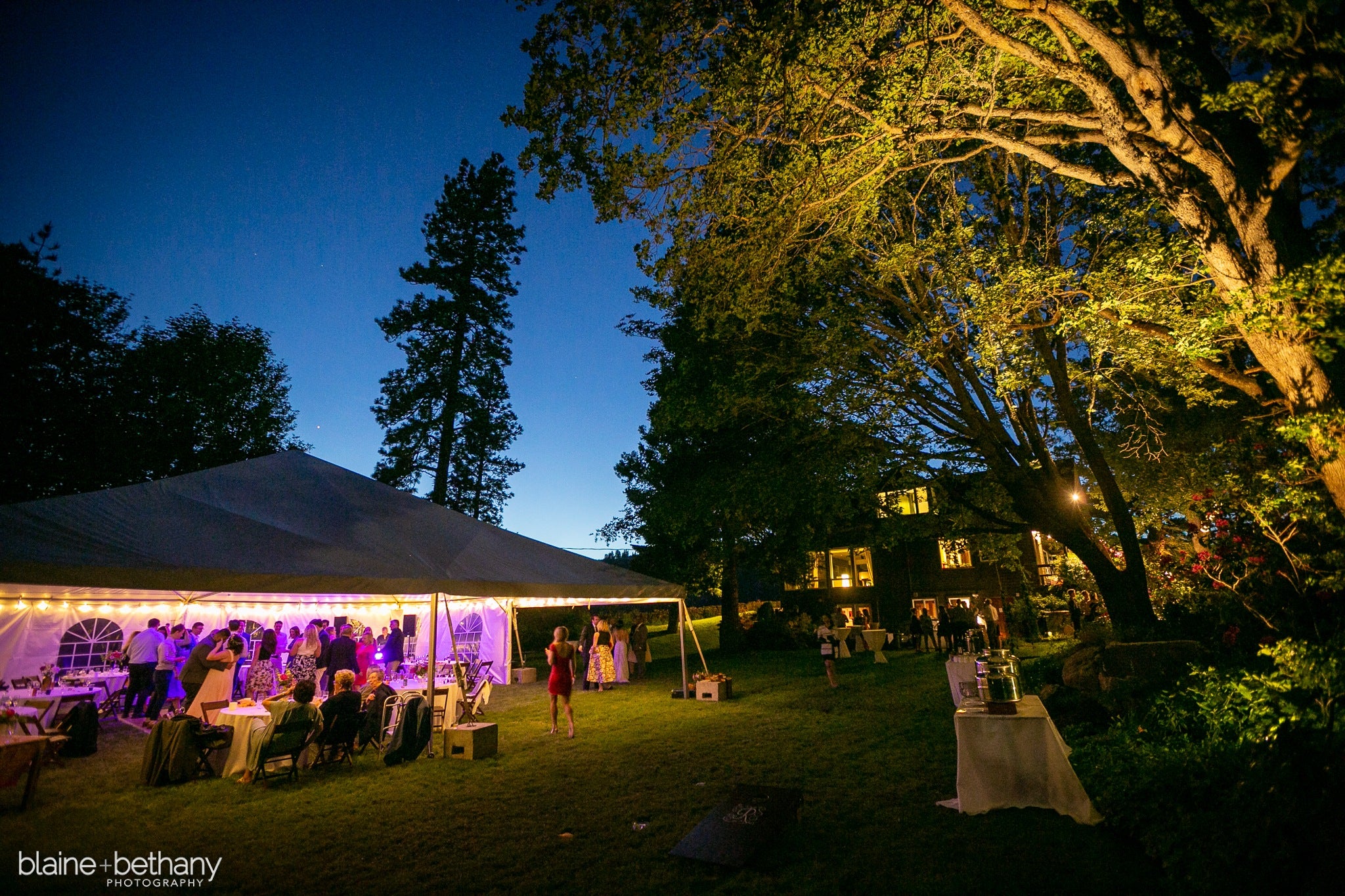 A wedding reception at The Griffin House in Hood River, OR